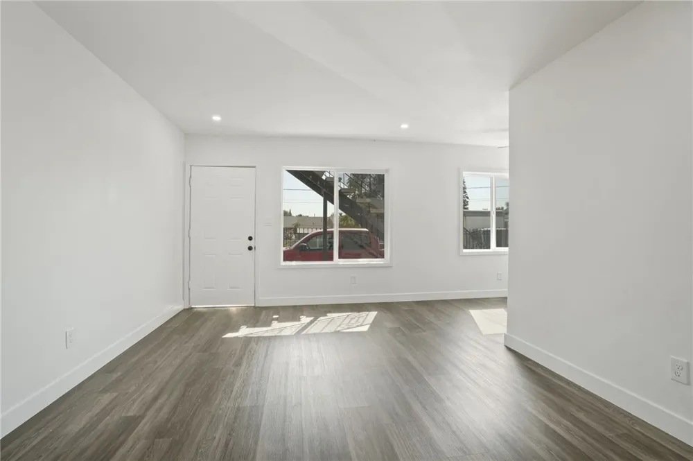 925 W 84th Los Angeles, CA 90044