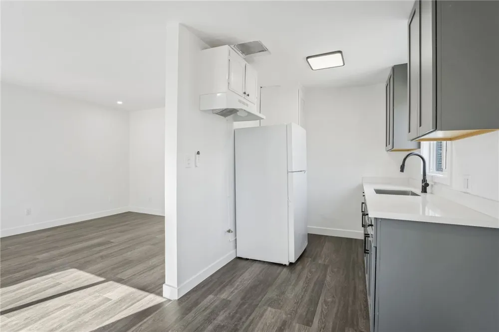 925 W 84th Los Angeles, CA 90044