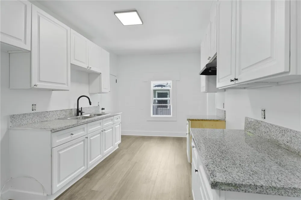 925 W 84th Los Angeles, CA 90044