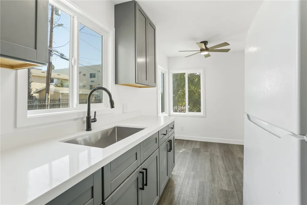 925 W 84th Los Angeles, CA 90044