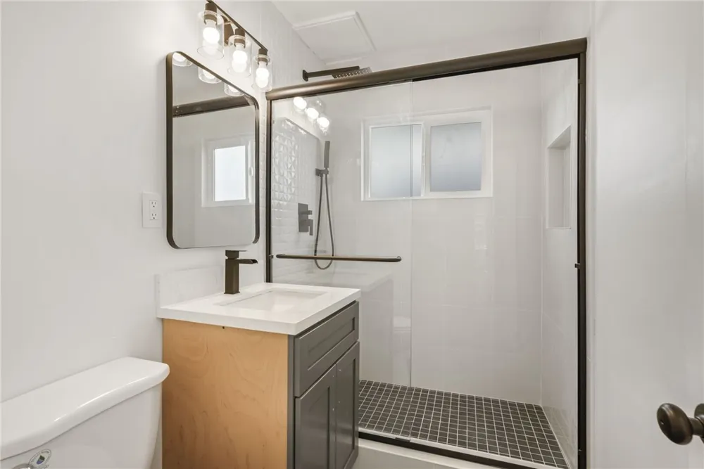 925 W 84th Los Angeles, CA 90044