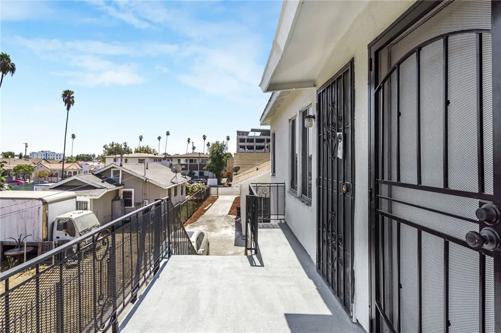 925 W 84th Los Angeles, CA 90044