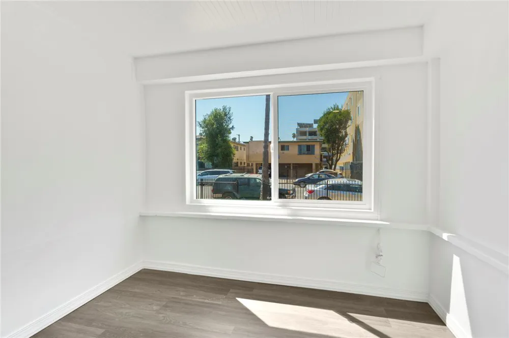 925 W 84th Los Angeles, CA 90044