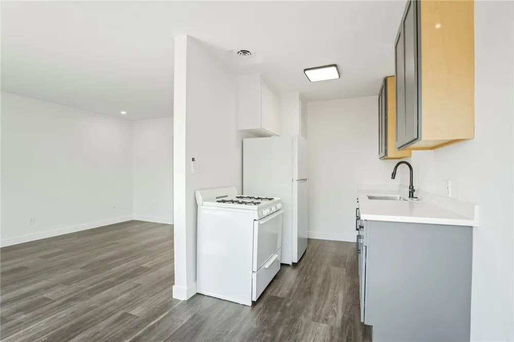 925 W 84th Los Angeles, CA 90044