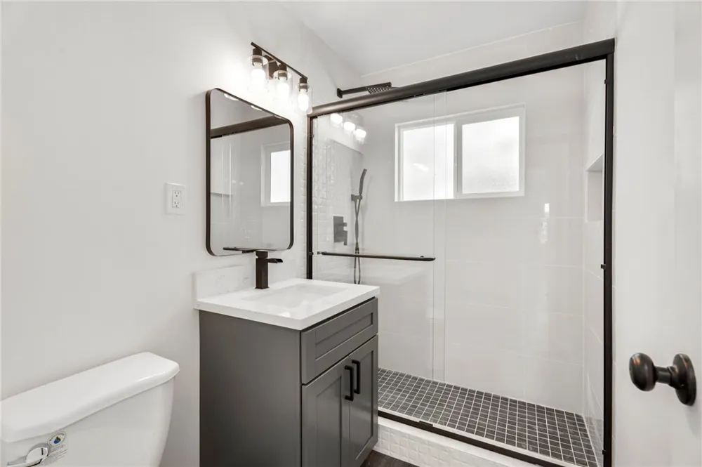925 W 84th Los Angeles, CA 90044