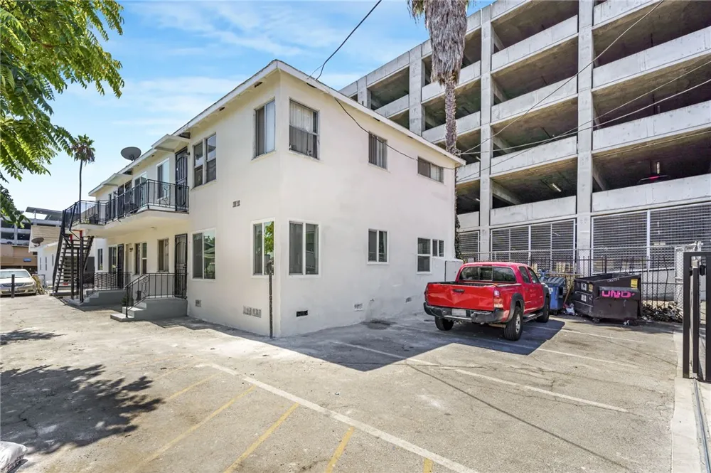925 W 84th Los Angeles, CA 90044