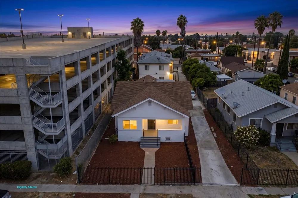 925 W 84th Los Angeles, CA 90044