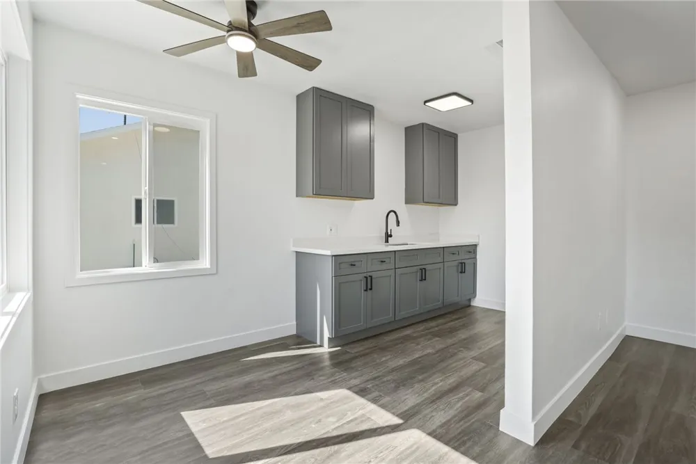 925 W 84th Los Angeles, CA 90044