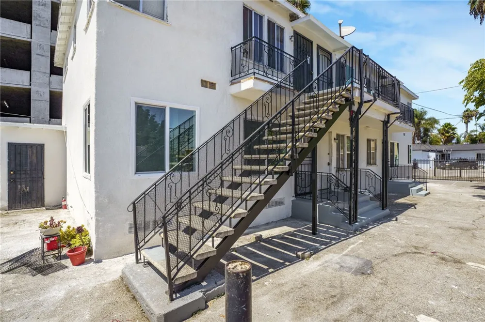 925 W 84th Los Angeles, CA 90044