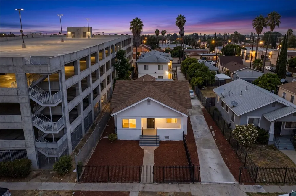 925 W 84th Los Angeles, CA 90044