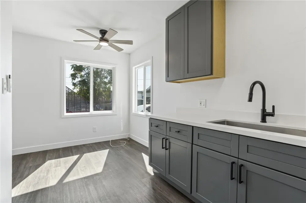 925 W 84th Los Angeles, CA 90044