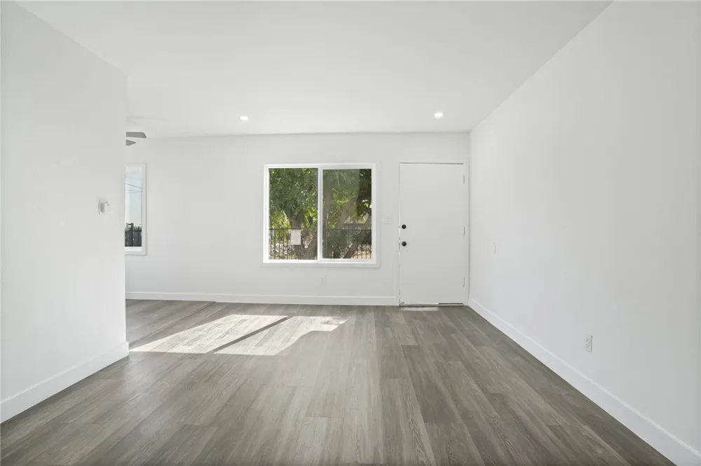 925 W 84th Los Angeles, CA 90044