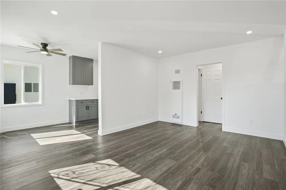 925 W 84th Los Angeles, CA 90044