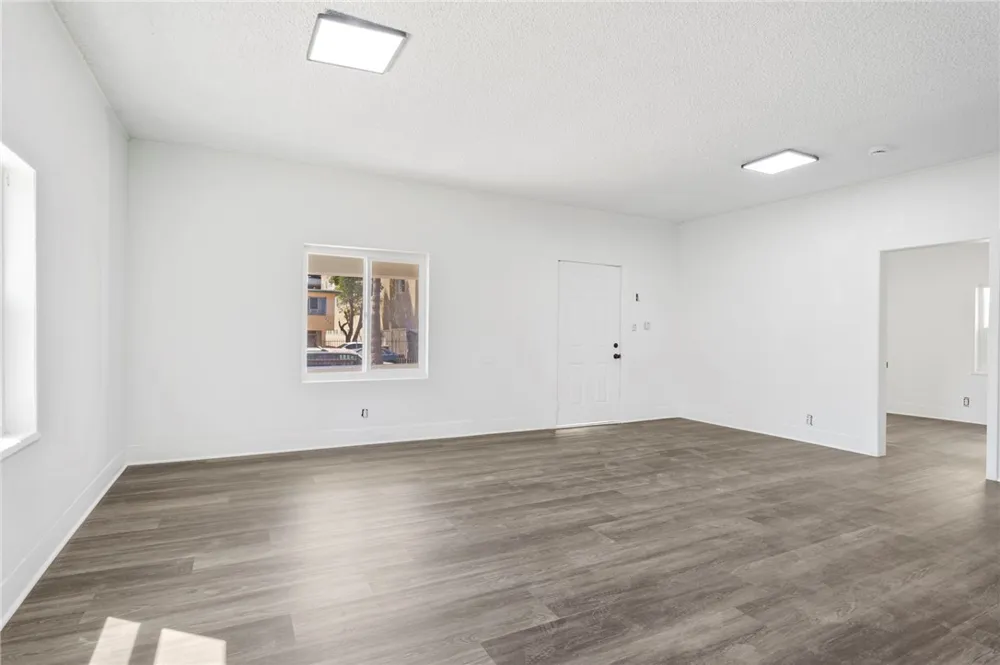 925 W 84th Los Angeles, CA 90044