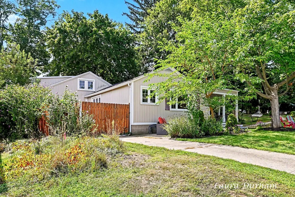 15 E Wall Street Douglas, MI 49406