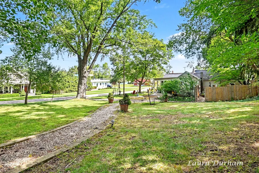 15 E Wall Street Douglas, MI 49406