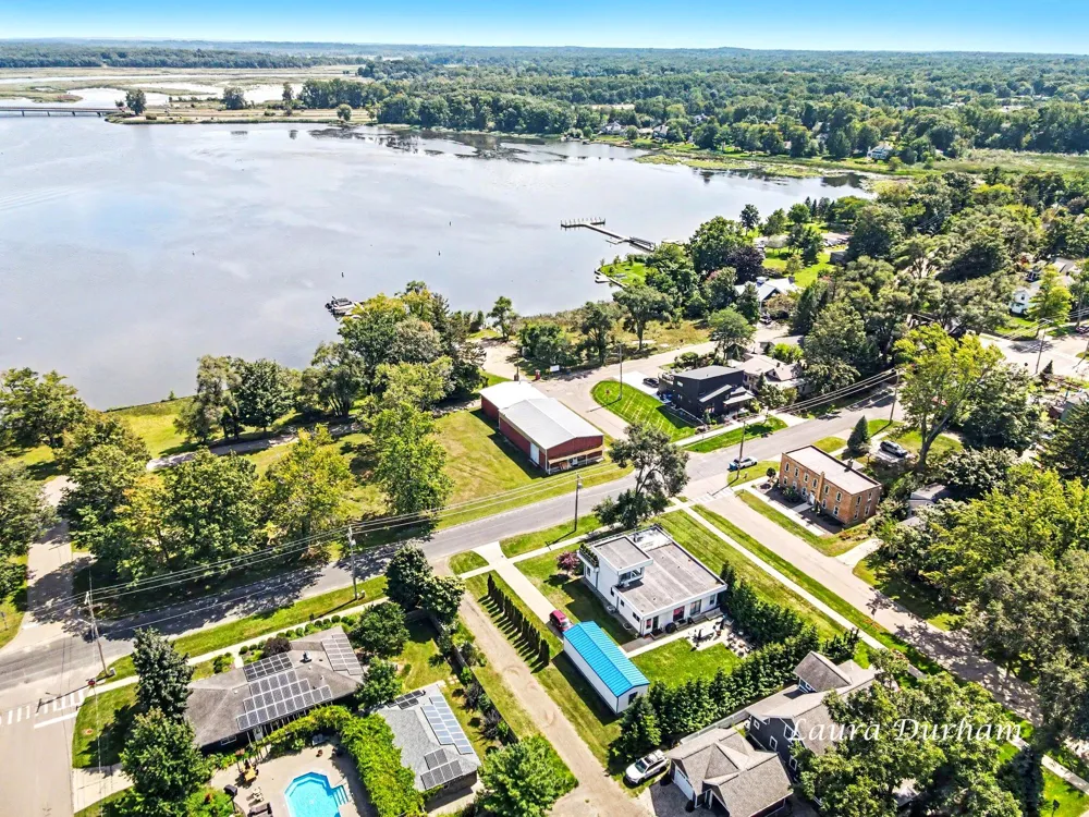 15 E Wall Street Douglas, MI 49406