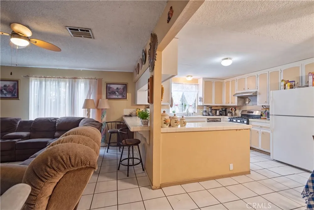 37617 27th E Palmdale, CA 93550