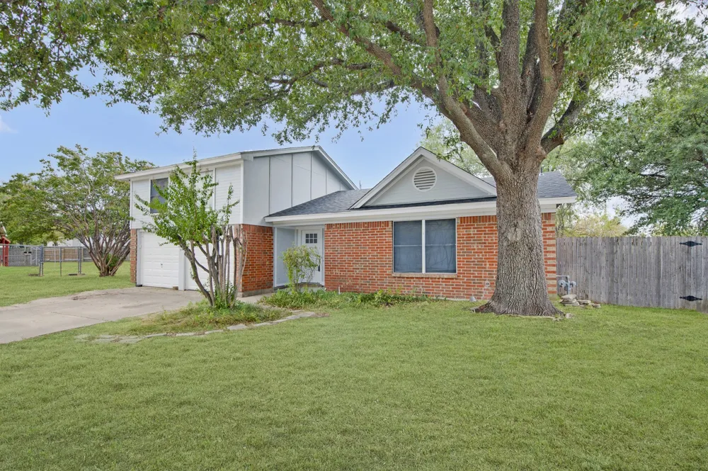 6401 Greenfield Court Watauga, TX 76148