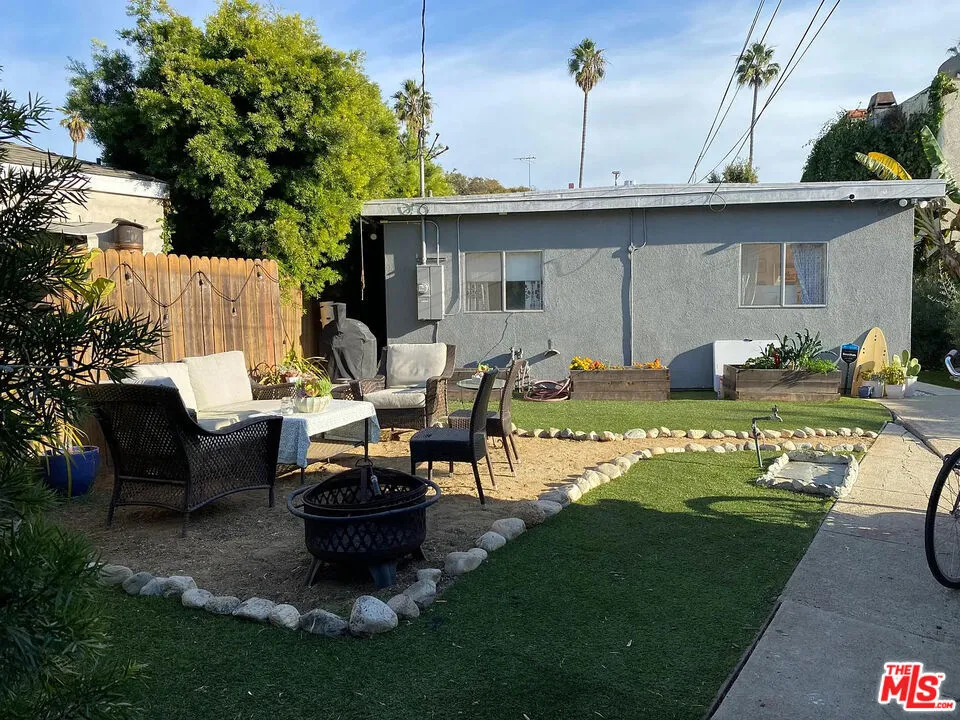 837 Sunset Avenue Venice, CA 90291