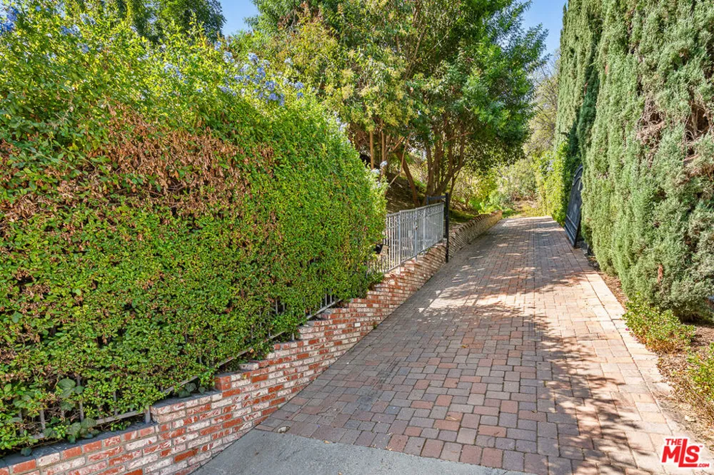 4645 Petit Avenue Encino, CA 91436
