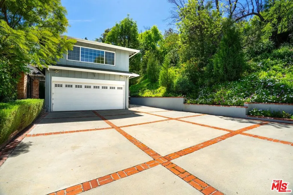 4645 Petit Avenue Encino, CA 91436
