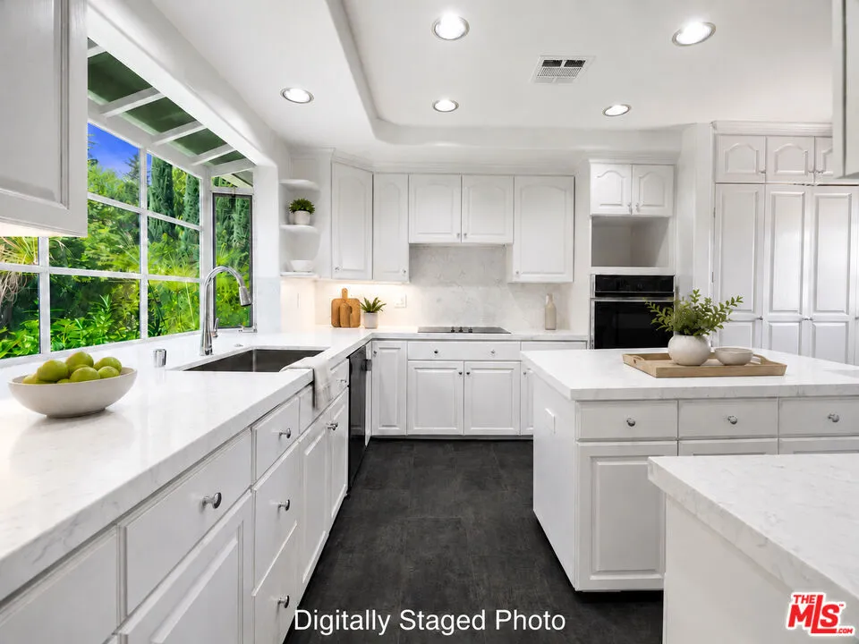 4645 Petit Avenue Encino, CA 91436
