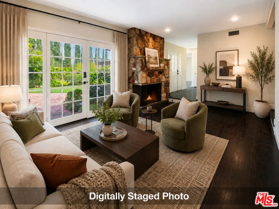 4645 Petit Avenue Encino, CA 91436