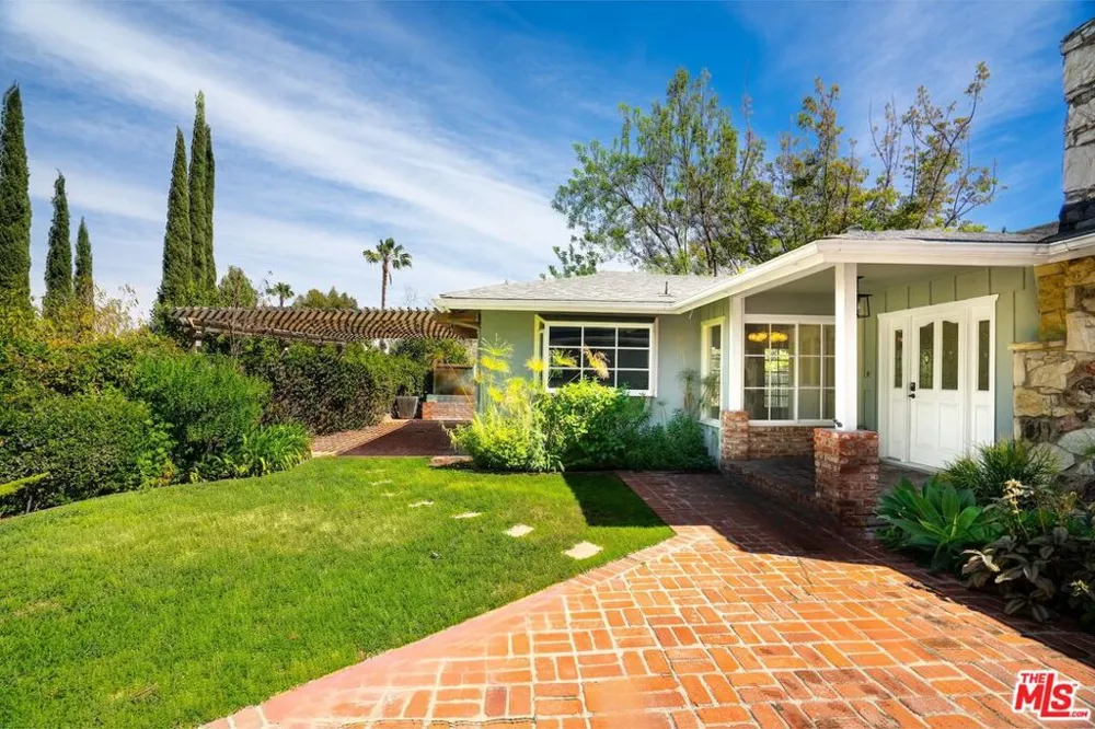 4645 Petit Avenue Encino, CA 91436