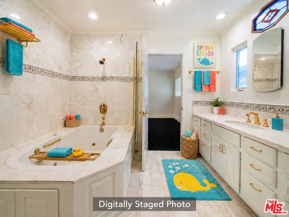4645 Petit Avenue Encino, CA 91436