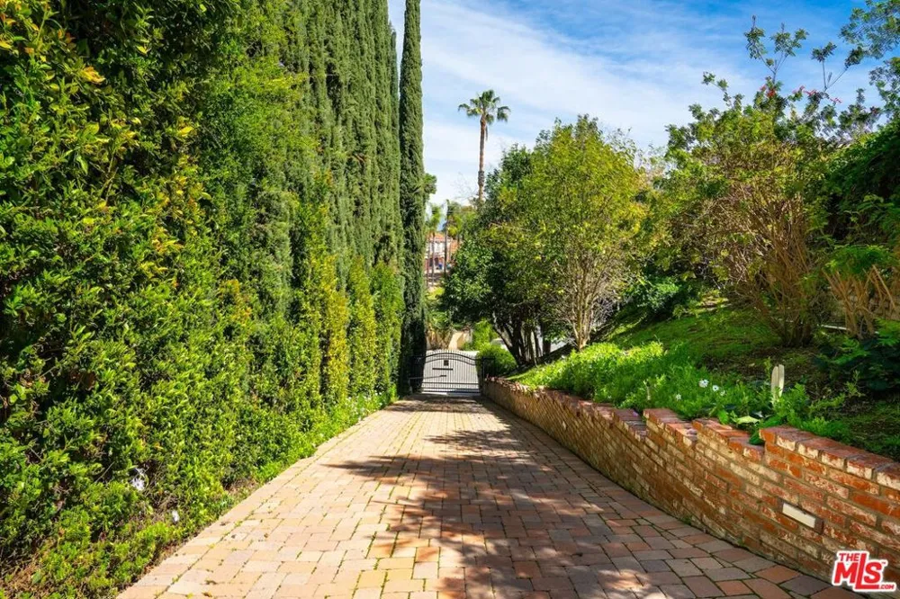 4645 Petit Avenue Encino, CA 91436