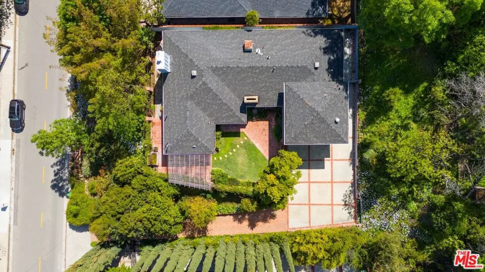 4645 Petit Avenue Encino, CA 91436
