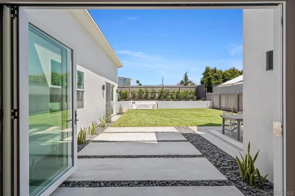 2861 Burgener San Diego, CA 92110