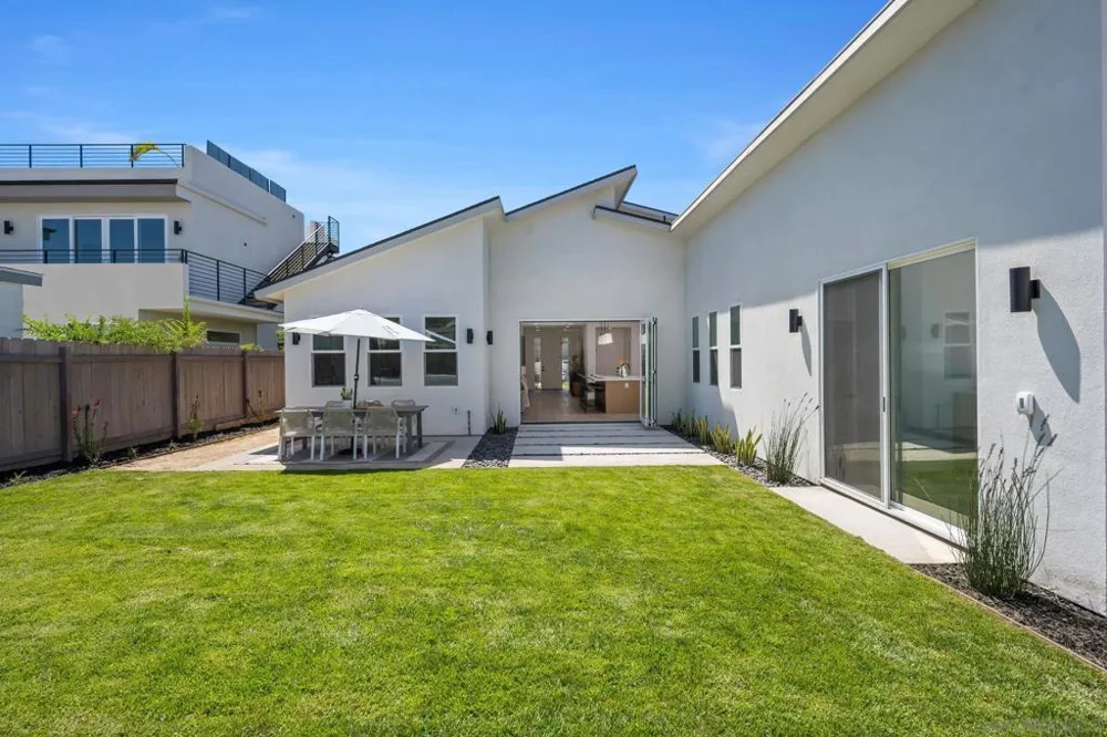 2861 Burgener San Diego, CA 92110