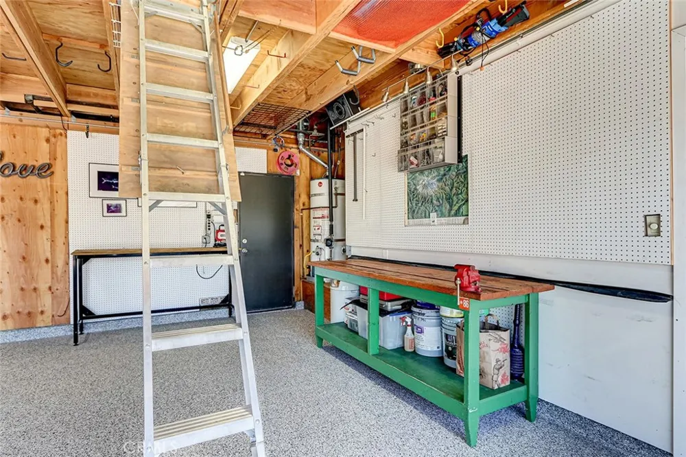 17002 Dearborn Northridge, CA 91325