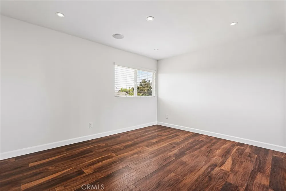 17002 Dearborn Northridge, CA 91325