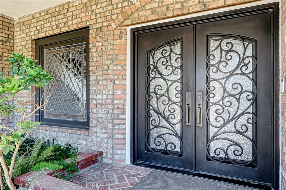 17002 Dearborn Northridge, CA 91325