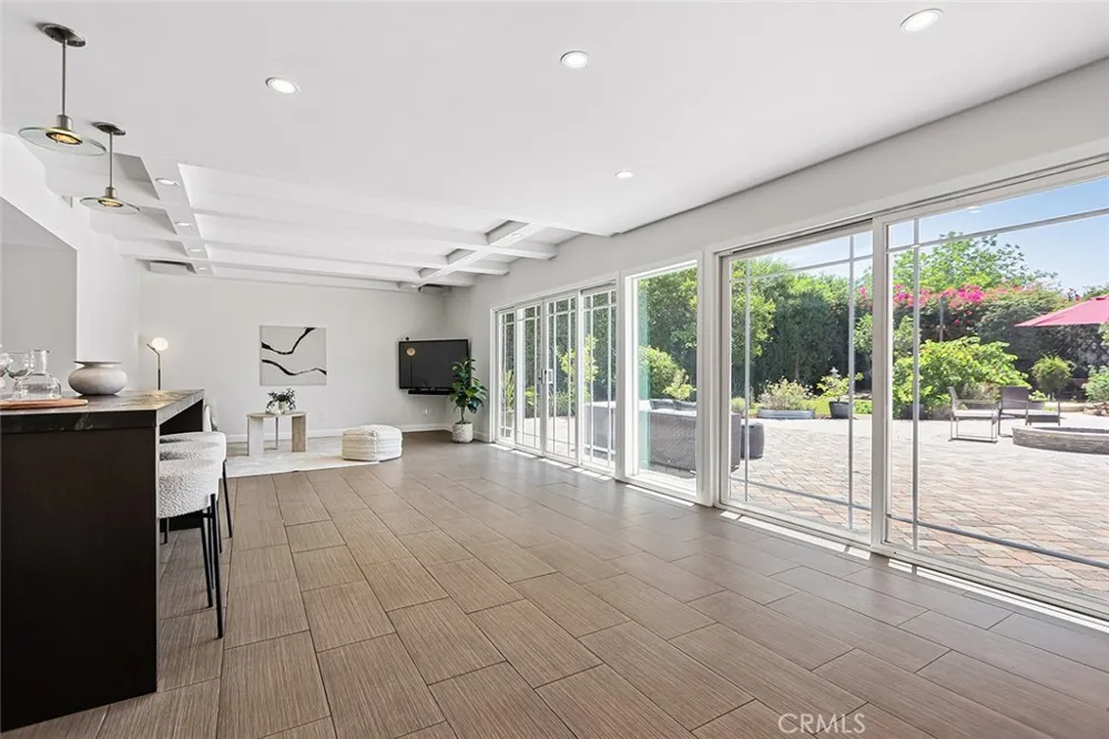 17002 Dearborn Northridge, CA 91325