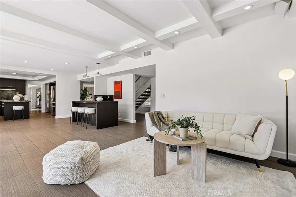 17002 Dearborn Northridge, CA 91325