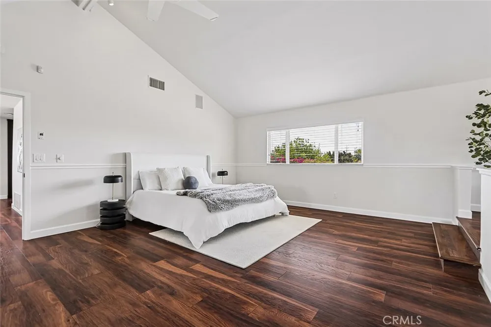 17002 Dearborn Northridge, CA 91325