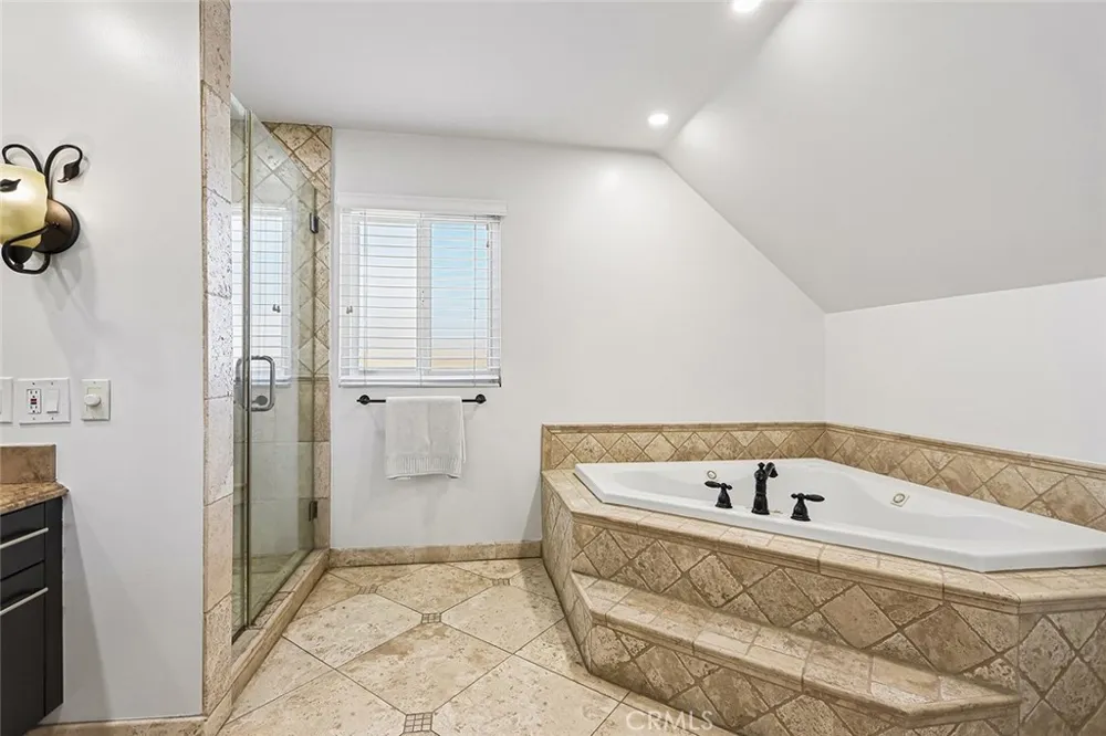 17002 Dearborn Northridge, CA 91325