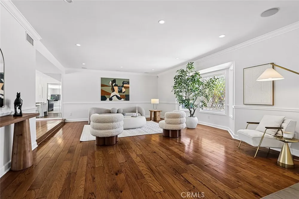 17002 Dearborn Northridge, CA 91325