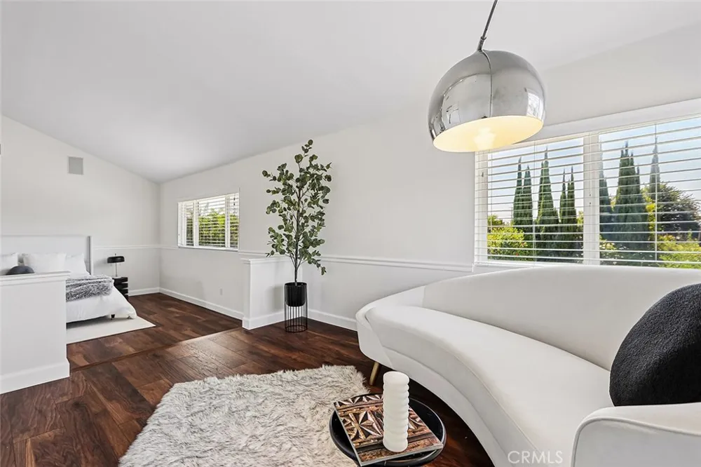 17002 Dearborn Northridge, CA 91325