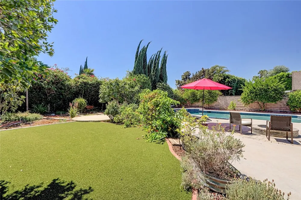 17002 Dearborn Northridge, CA 91325