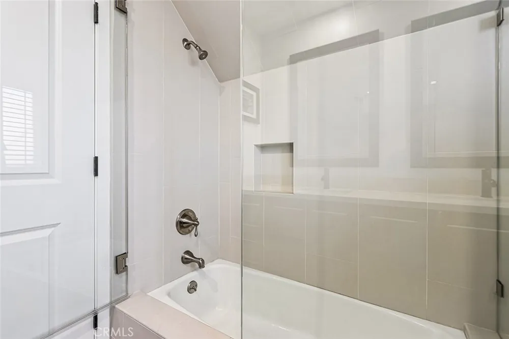 17002 Dearborn Northridge, CA 91325