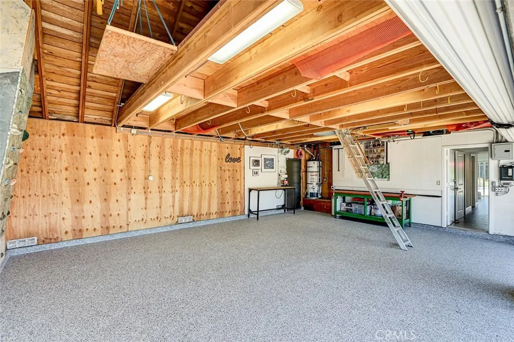 17002 Dearborn Northridge, CA 91325
