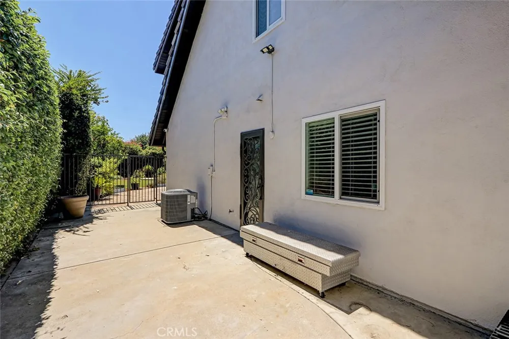 17002 Dearborn Northridge, CA 91325