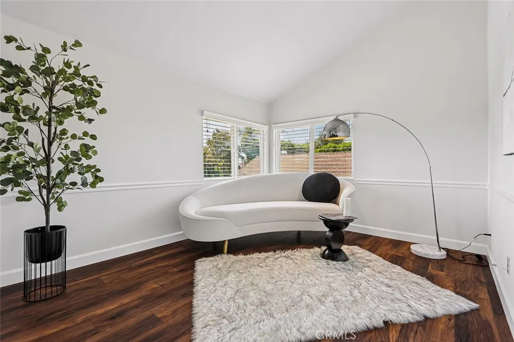17002 Dearborn Northridge, CA 91325