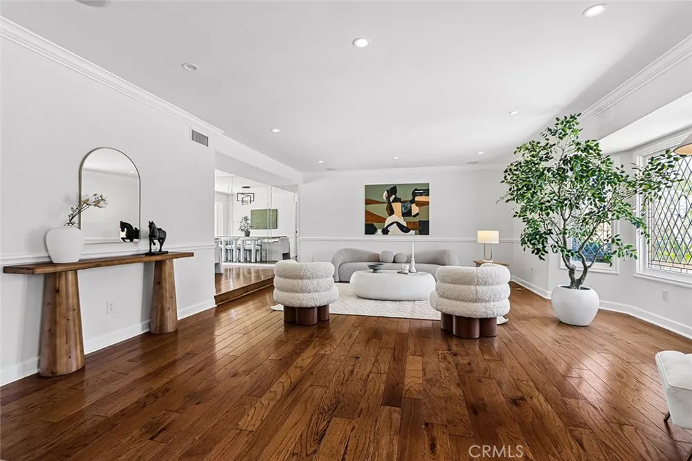 17002 Dearborn Northridge, CA 91325