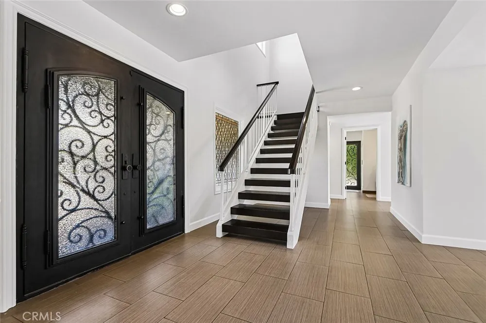 17002 Dearborn Northridge, CA 91325